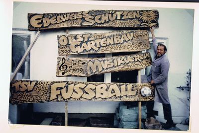 Die neuen Holzschilder der Vereine